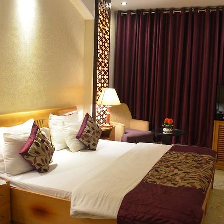 Hotel Emperor Palms New Delhi Bagian luar foto