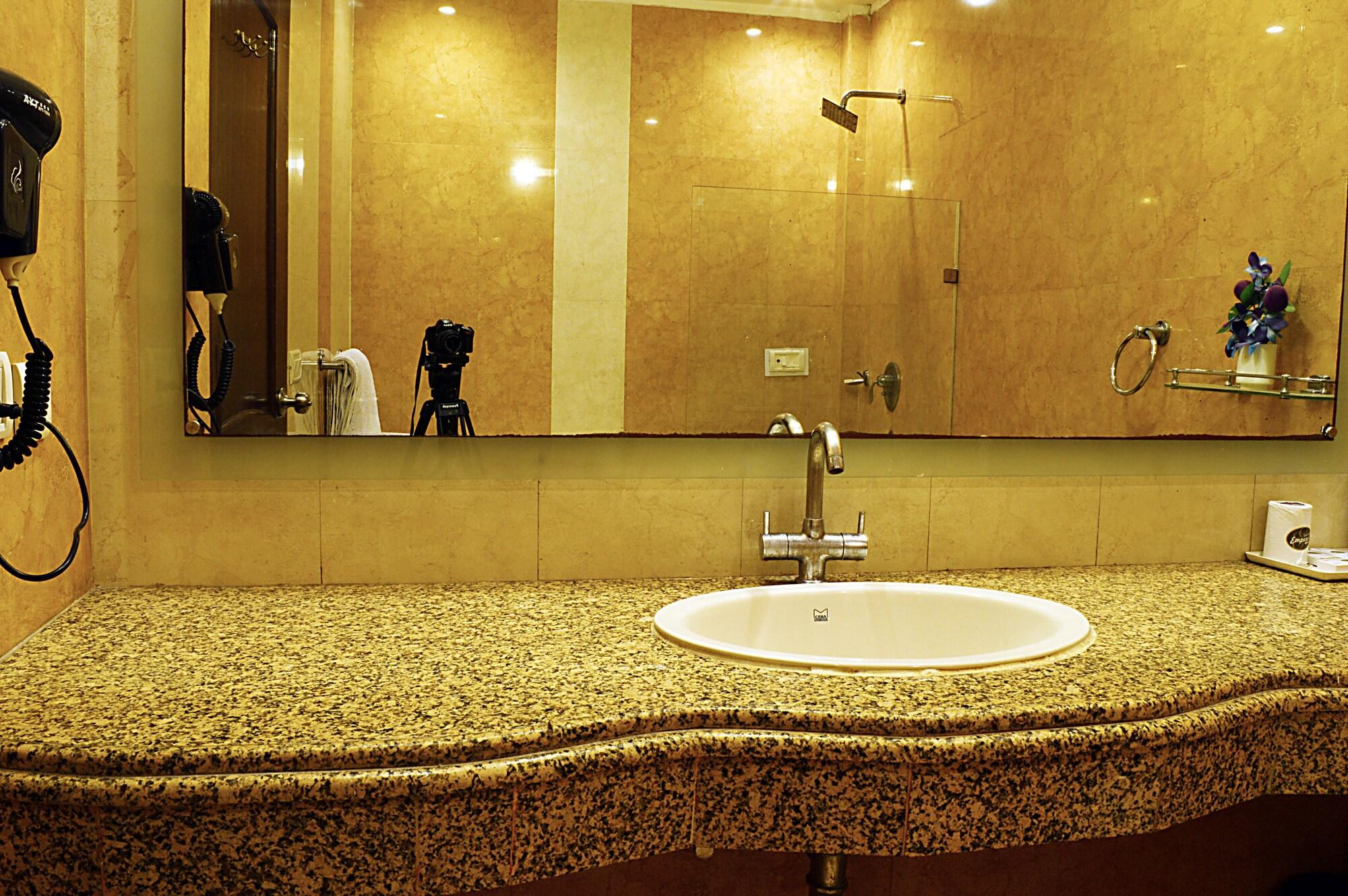 Hotel Emperor Palms New Delhi Bagian luar foto