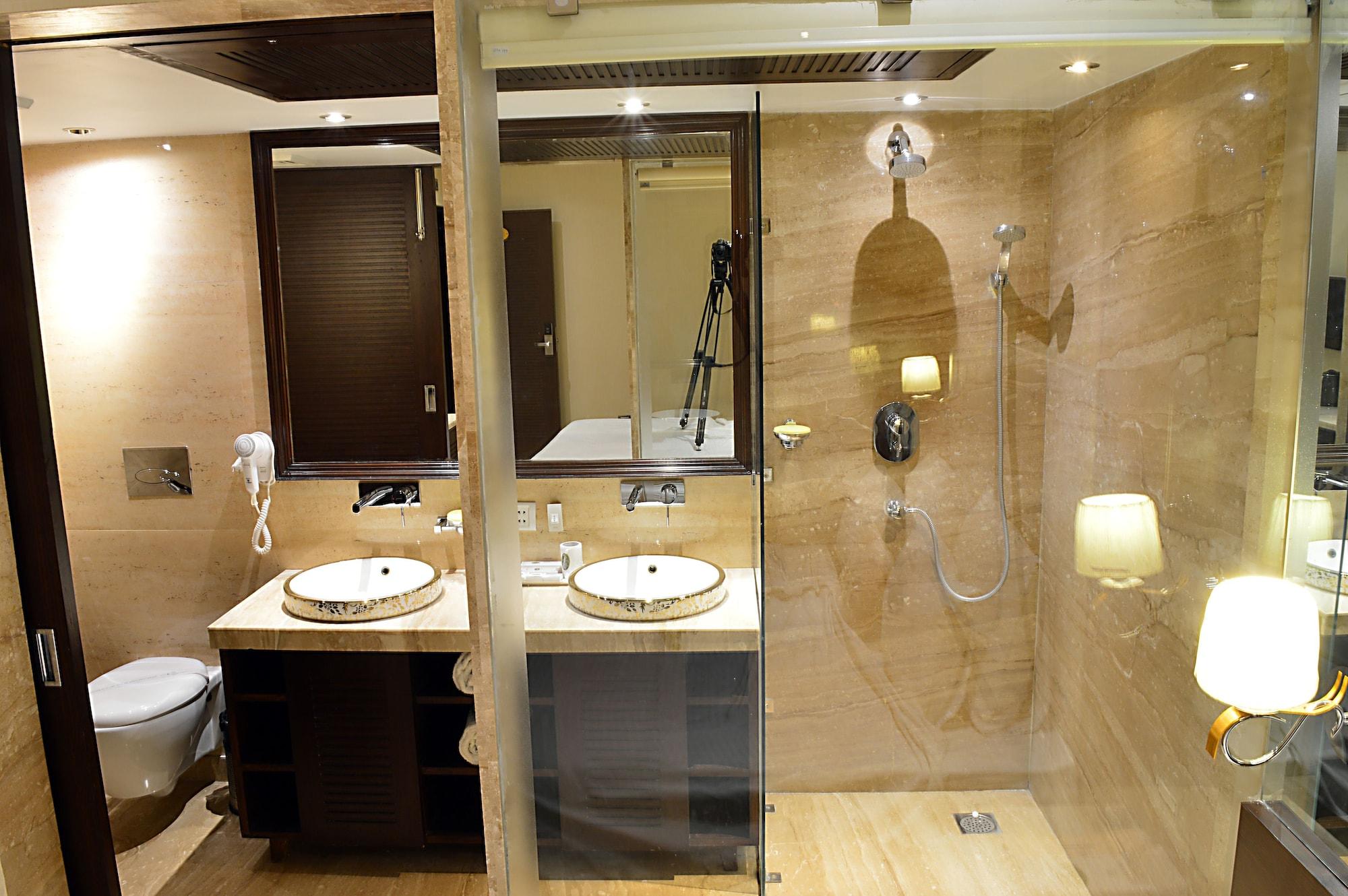 Hotel Emperor Palms New Delhi Bagian luar foto