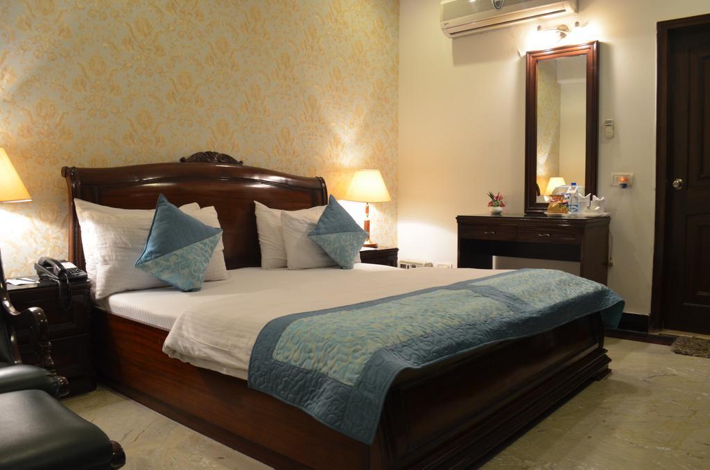 Hotel Emperor Palms New Delhi Bagian luar foto