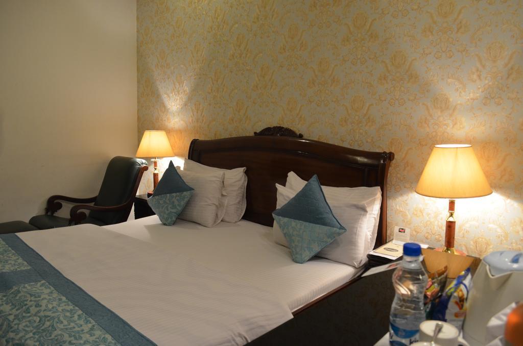 Hotel Emperor Palms New Delhi Bagian luar foto