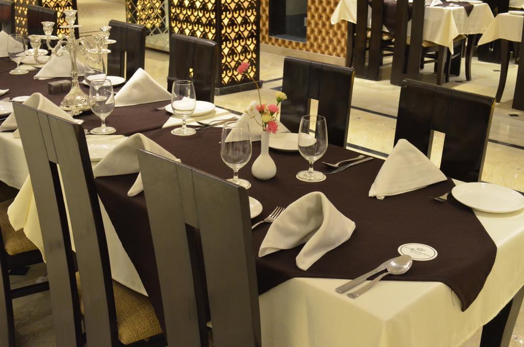 Hotel Emperor Palms New Delhi Bagian luar foto