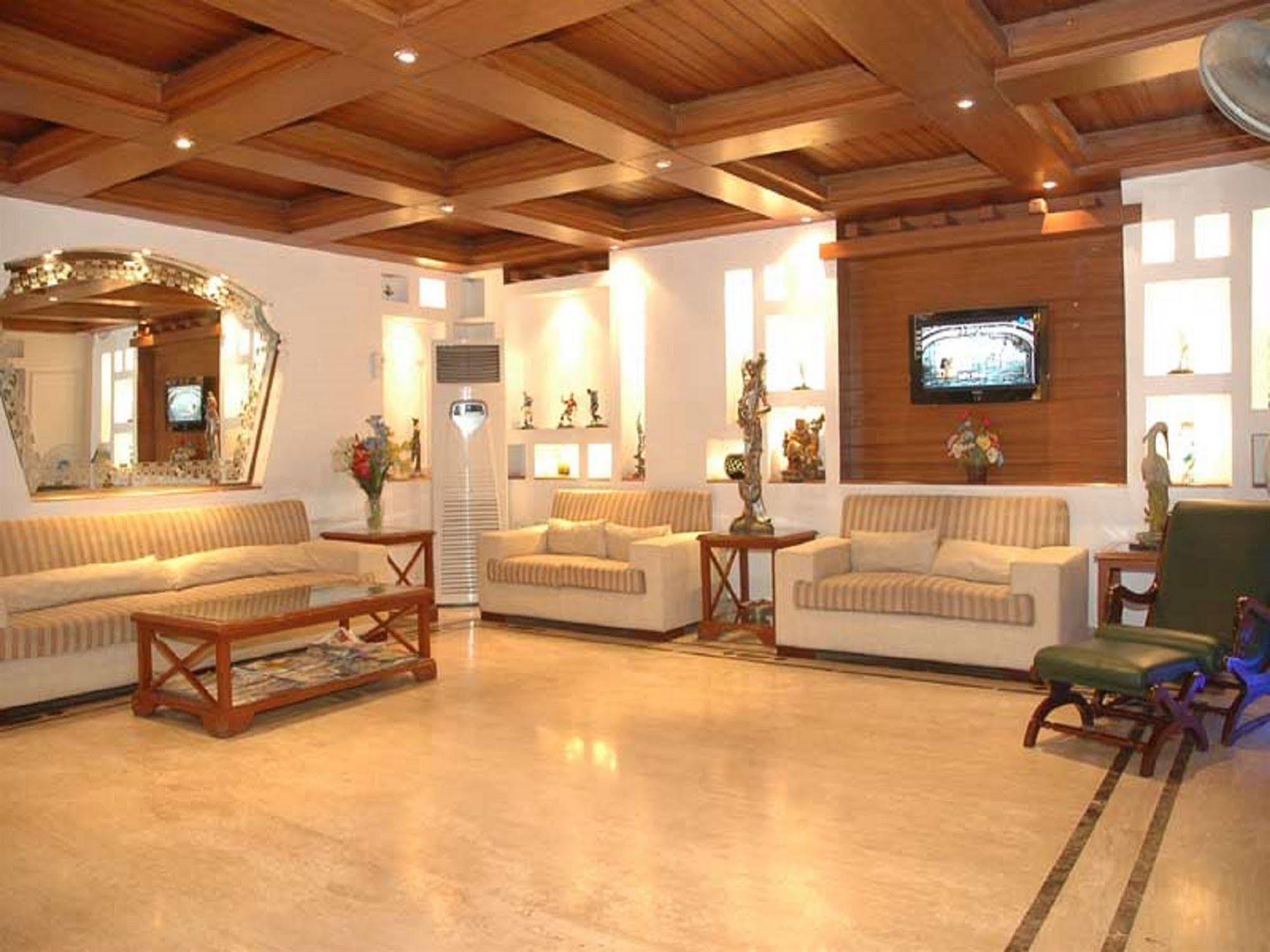 Hotel Emperor Palms New Delhi Bagian luar foto