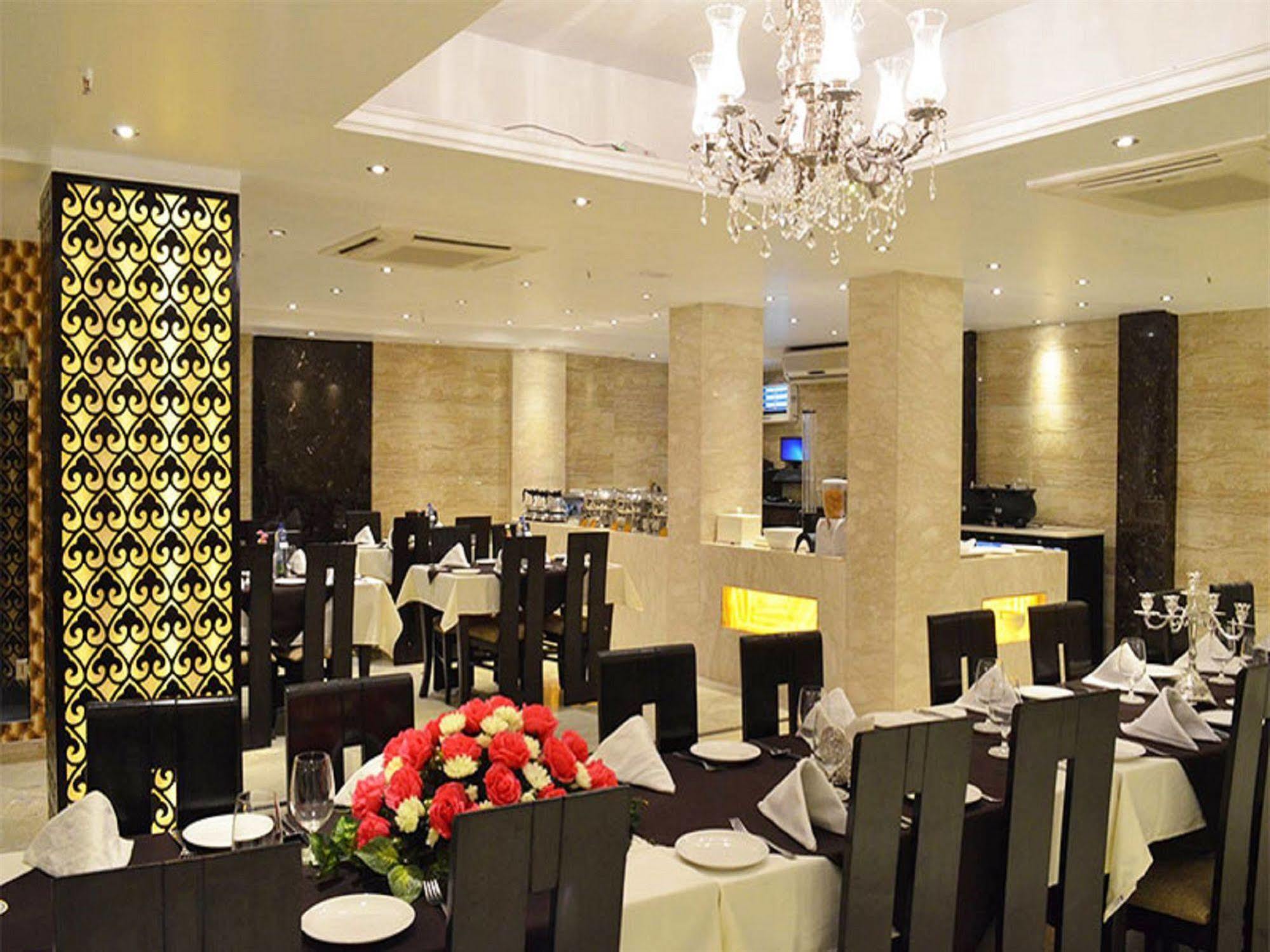 Hotel Emperor Palms New Delhi Bagian luar foto