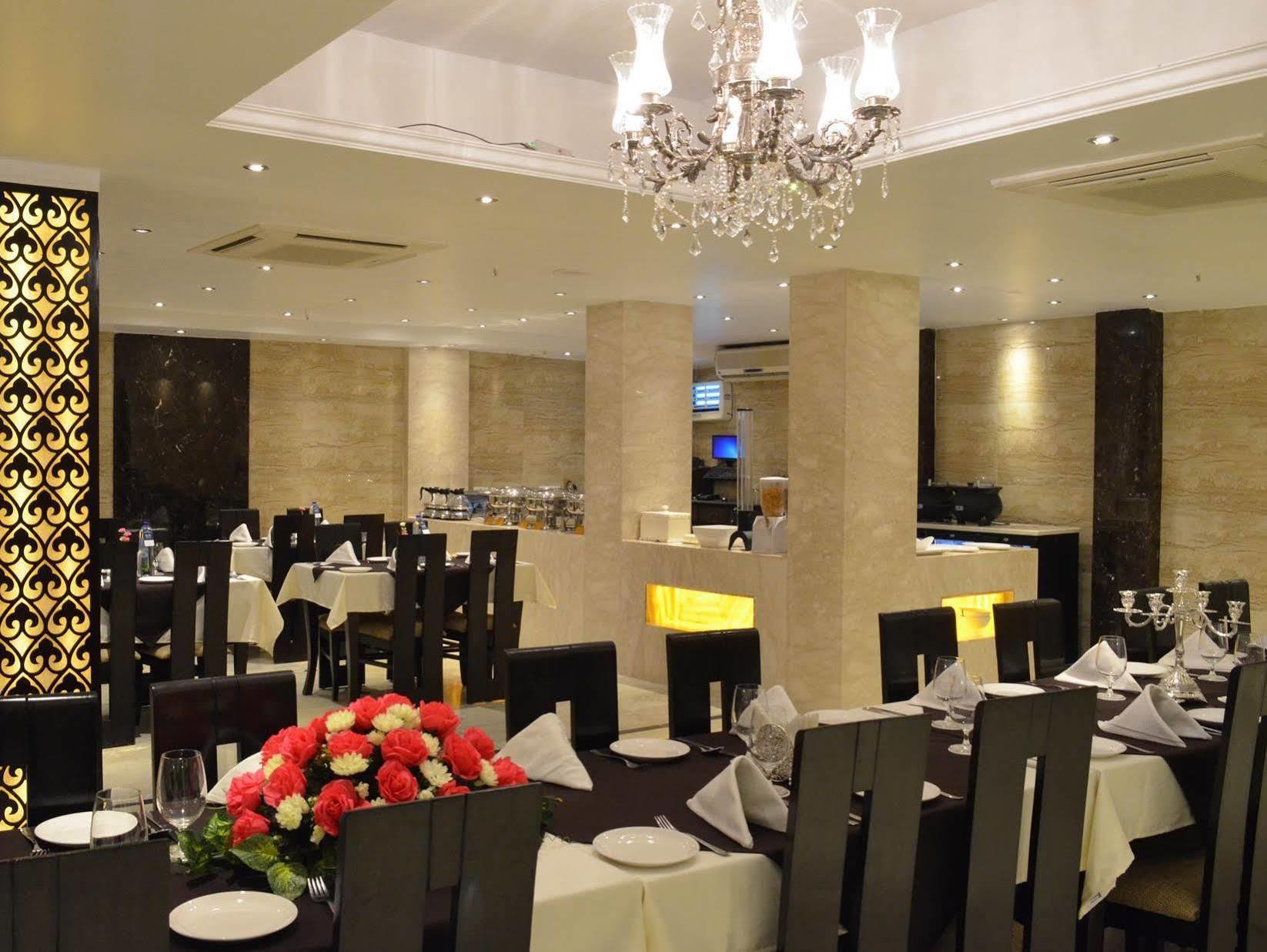 Hotel Emperor Palms New Delhi Bagian luar foto