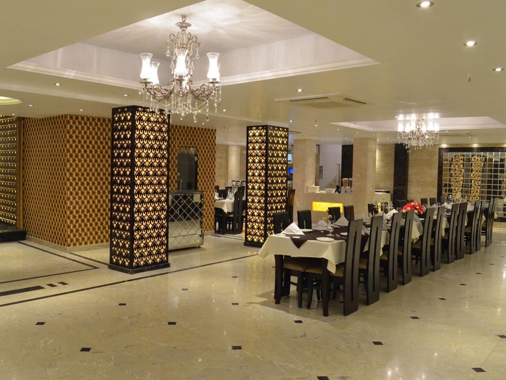 Hotel Emperor Palms New Delhi Bagian luar foto