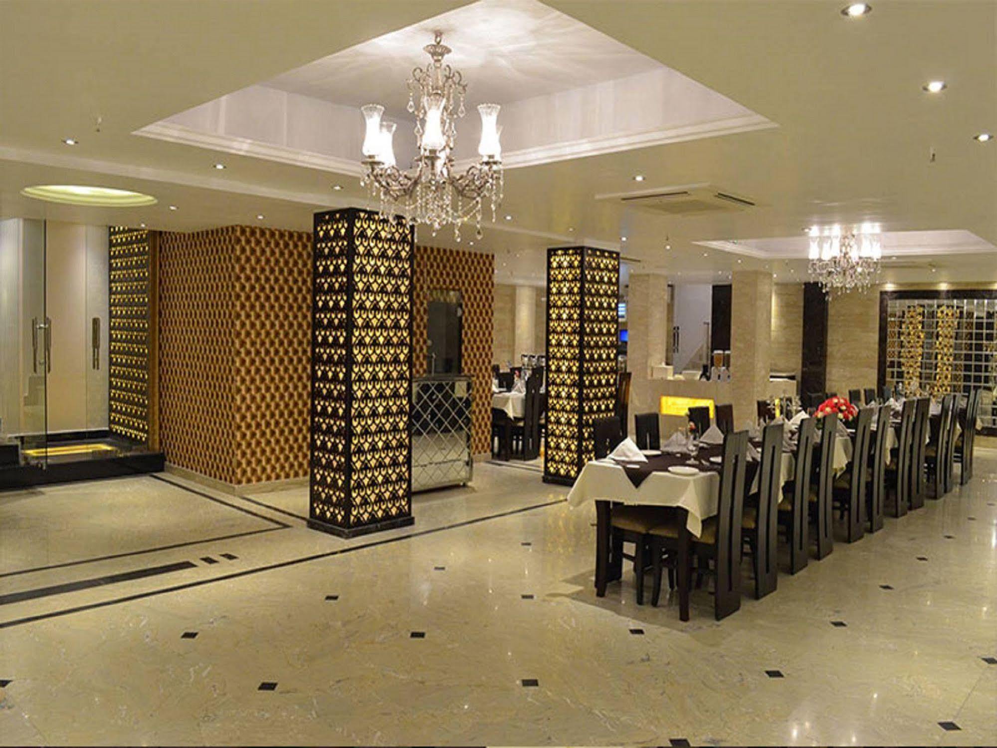 Hotel Emperor Palms New Delhi Bagian luar foto
