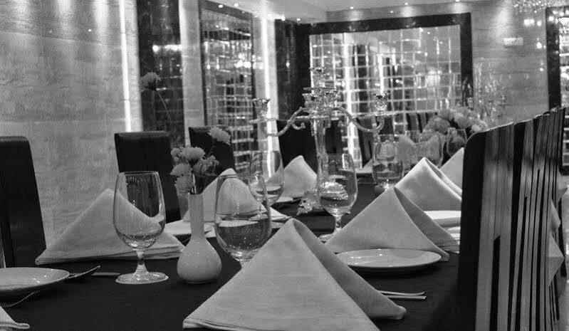 Hotel Emperor Palms New Delhi Bagian luar foto